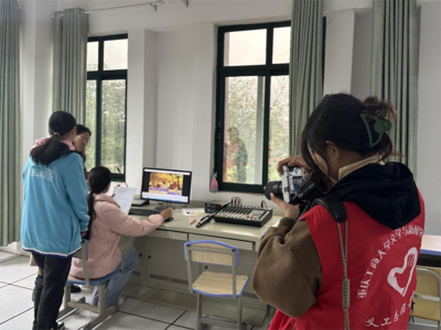 光影筑夢，愛心同行——文新青服赴迎龍中學開展公益攝影攝像志愿服務活動紀實